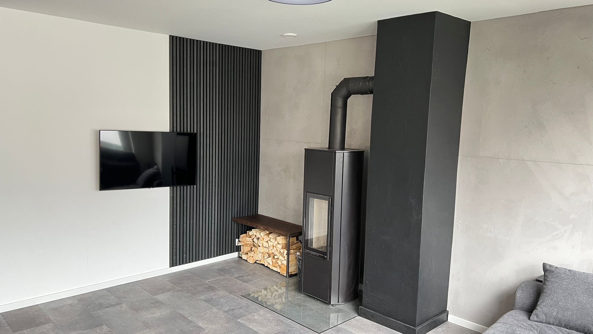 Betonoptik mit Kamin und glatter Wand